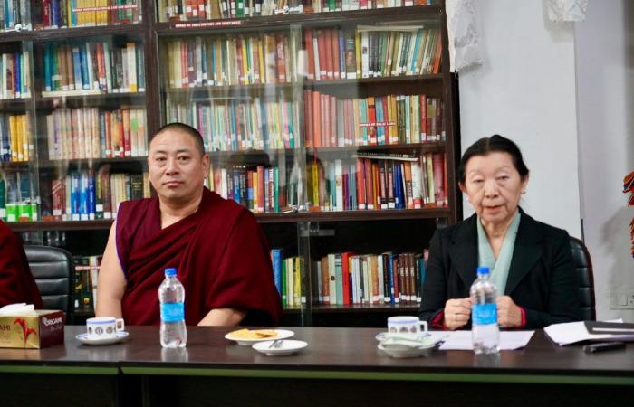 Il direttore della missione dell'USAID Steve Olive ha guidato la delegazione in visita al Parlamento tibetano in esilio