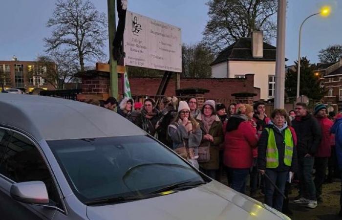 Sciopero degli insegnanti: organizzato a Nivelles un “corteo funebre per seppellire l’istruzione qualificata”.