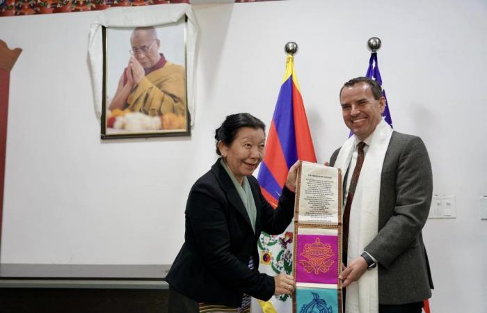 Il direttore della missione dell'USAID Steve Olive ha guidato la delegazione in visita al Parlamento tibetano in esilio