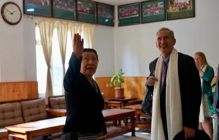 Il direttore della missione dell'USAID Steve Olive ha guidato la delegazione in visita al Parlamento tibetano in esilio