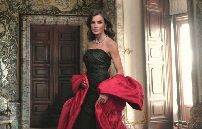 La regina Letizia appare maestosa con il suo mantello Balenciaga vintage creato per il matrimonio di re Juan Carlos