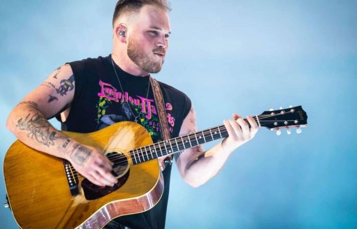 [À VOIR] Oggetto lanciato sul palco: Zach Bryan interrompe il suo concerto