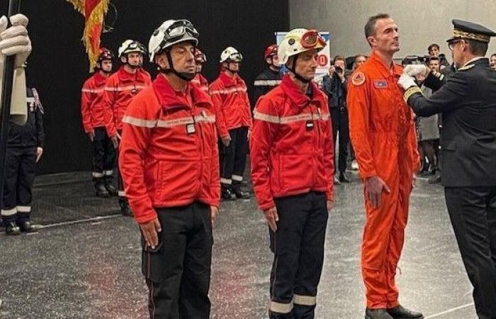 Onore ai vigili del fuoco del Gard al Pont du Gard