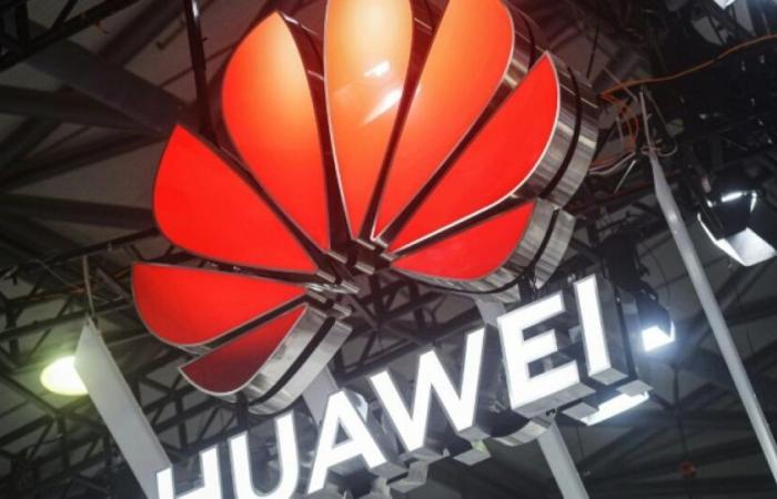 Huawei lancia uno smartphone “storico” dotato di sistema operativo interno: Novità