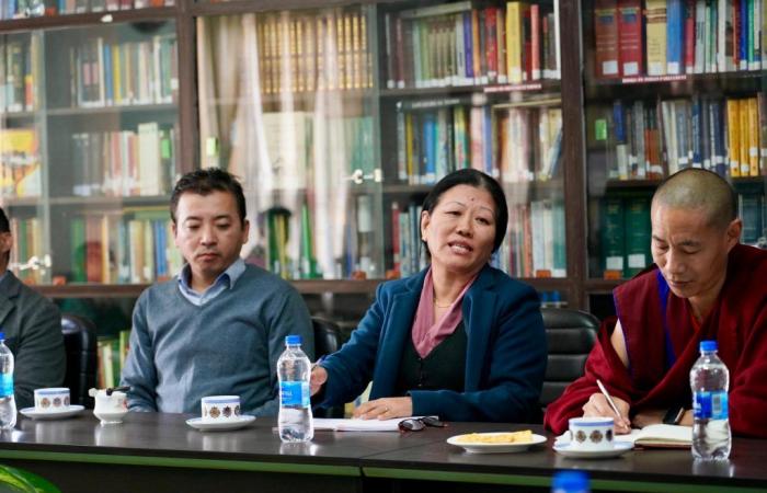 Il direttore della missione dell'USAID Steve Olive ha guidato la delegazione in visita al Parlamento tibetano in esilio