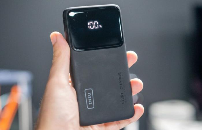 Iniu Power Bank 10500 mAh: la batteria con schermo offre un prezzo basso per il Black Friday