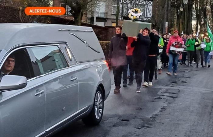 Sciopero degli insegnanti: organizzato a Nivelles un “corteo funebre per seppellire l’istruzione qualificata”.