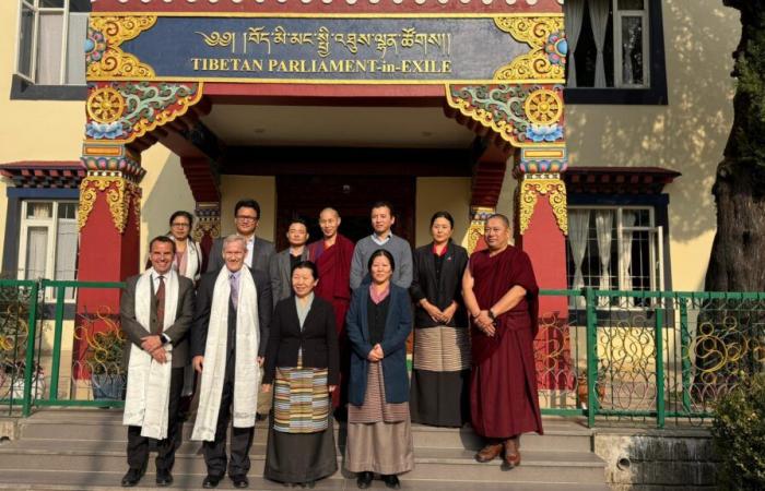 Il direttore della missione dell'USAID Steve Olive ha guidato la delegazione in visita al Parlamento tibetano in esilio