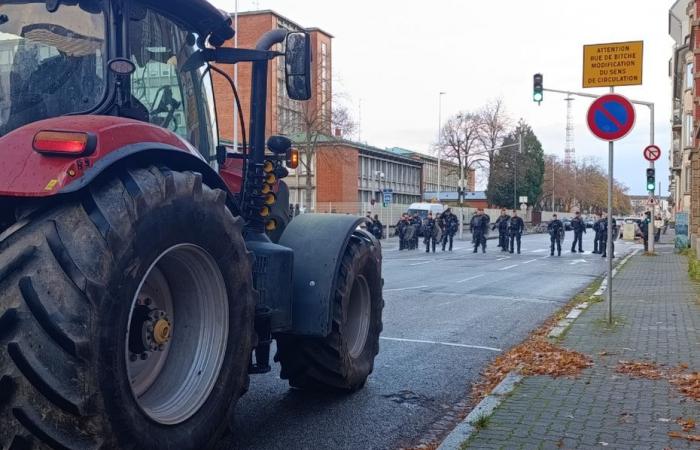 “È un colpo alla schiena”, il corteo di agricoltori verso il Parlamento europeo bloccato da centinaia di CRS