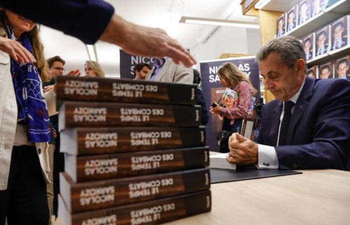 Nicolas Sarkozy è intervenuto durante una sessione di autografi dopo i suoi commenti sugli insegnanti