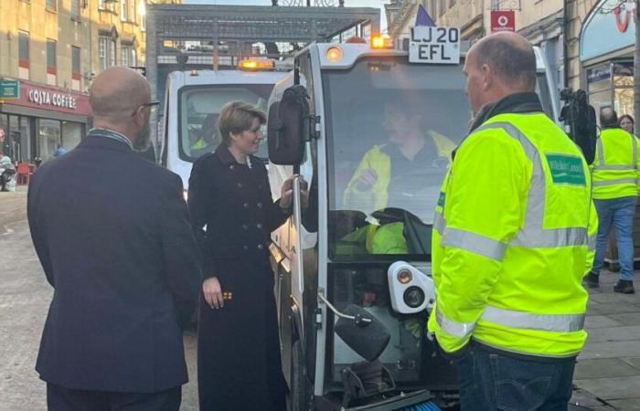 Ministro del governo a Chippenham High Street dopo l’alluvione