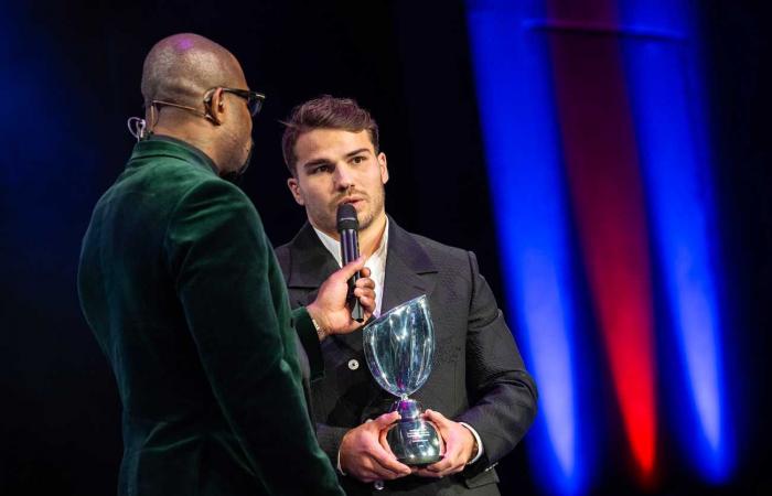 La principessa Charlène incorona Antoine Dupont miglior giocatore di rugby del mondo