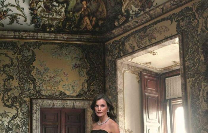 La regina Letizia appare maestosa con il suo mantello Balenciaga vintage creato per il matrimonio di re Juan Carlos