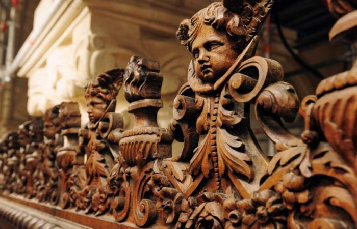 Addio pattinaggio! Le sculture in legno di Notre-Dame de Paris ritrovano il loro splendore