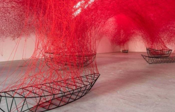 Nelle sue installazioni immersive, l'artista Chiharu Shiota ci trasporta all'interno delle sue tele morbide e gigantesche