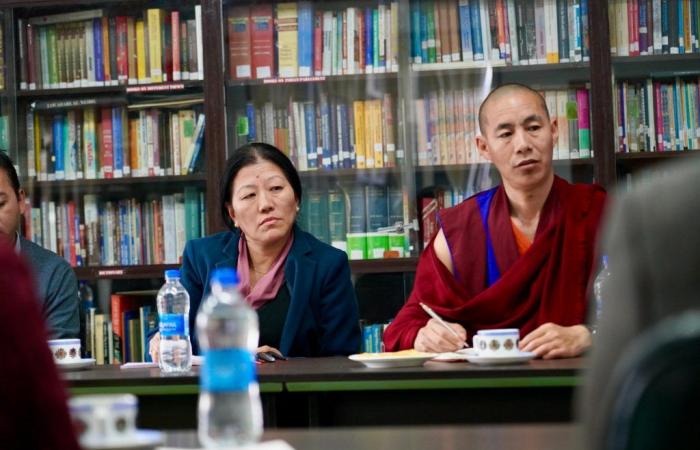 Il direttore della missione dell'USAID Steve Olive ha guidato la delegazione in visita al Parlamento tibetano in esilio