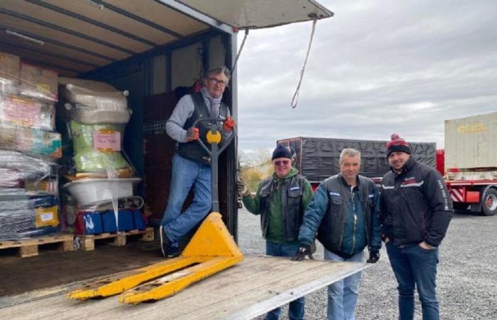 Beuzeville. Dopo l'alluvione, i motociclisti e un camion pieno partono per Valencia