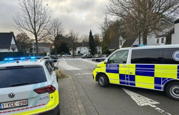 Uomo spara da un’auto contro un’altra macchina in un quartiere tranquillo: studente ha assistito alla sparatoria, sospettato in fuga (Berchem)