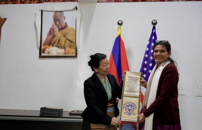 Il direttore della missione dell'USAID Steve Olive ha guidato la delegazione in visita al Parlamento tibetano in esilio