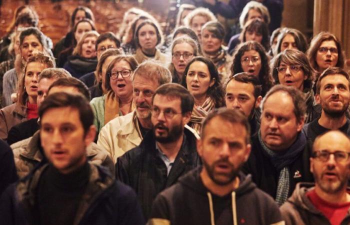 Il coro formato dalle ceneri della cattedrale di Notre-Dame celebra la riapertura