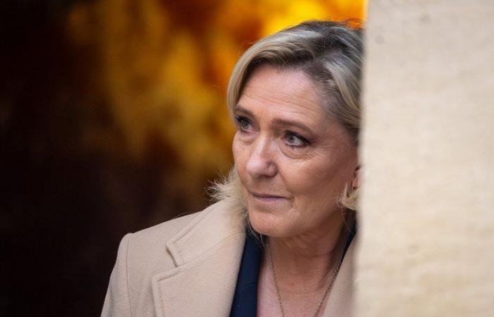 Dipendenti pubblici non pagati se la Francia non avrà un bilancio in tempo per il 2025: Marine Le Pen accusa l’esecutivo di “false informazioni”