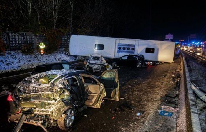 Incidente d’autobus sulla A6: morto un agente di polizia fuori servizio, le indagini riclassificano per omicidio e lesioni colpose