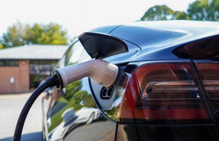 Auto elettriche: finita la ricarica gratuita nelle aziende, che cambierà per i dipendenti da gennaio 2025