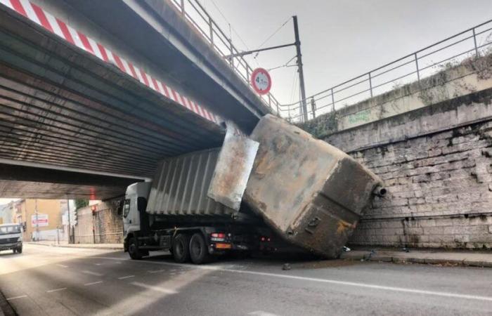 Metropoli di Lione. Un camion si schianta sotto un ponte della SNCF a Givors e si ritrova bloccato