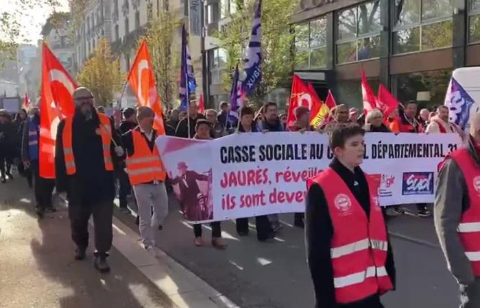 VIDEO. La rabbia degli agenti del Consiglio dipartimentale in sciopero contro la soppressione di 500 posti di lavoro, 2000 persone in strada