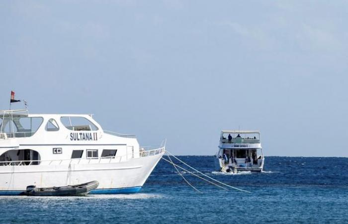 Quattro corpi e tre sopravvissuti sono stati recuperati dall'affondamento di una barca egiziana sul Mar Rosso