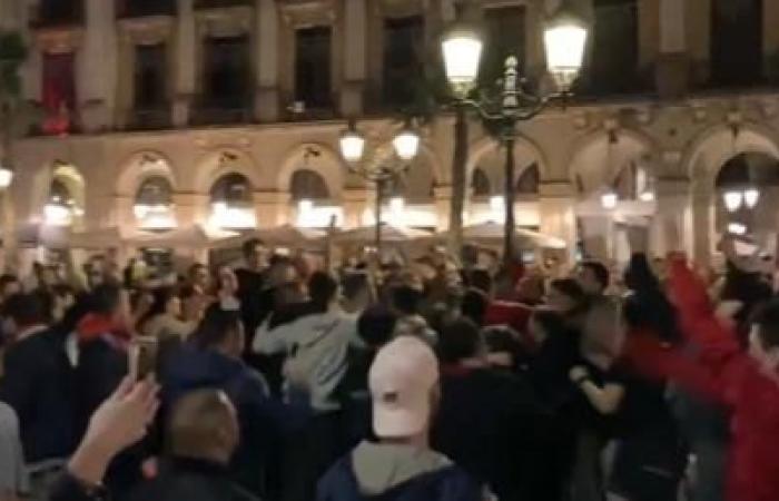 nel video, i tifosi del Brest creano un'atmosfera pazzesca per le strade di Barcellona