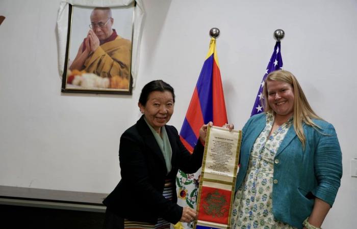 Il direttore della missione dell'USAID Steve Olive ha guidato la delegazione in visita al Parlamento tibetano in esilio