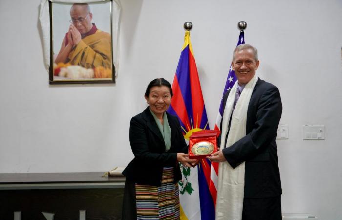 Il direttore della missione dell'USAID Steve Olive ha guidato la delegazione in visita al Parlamento tibetano in esilio