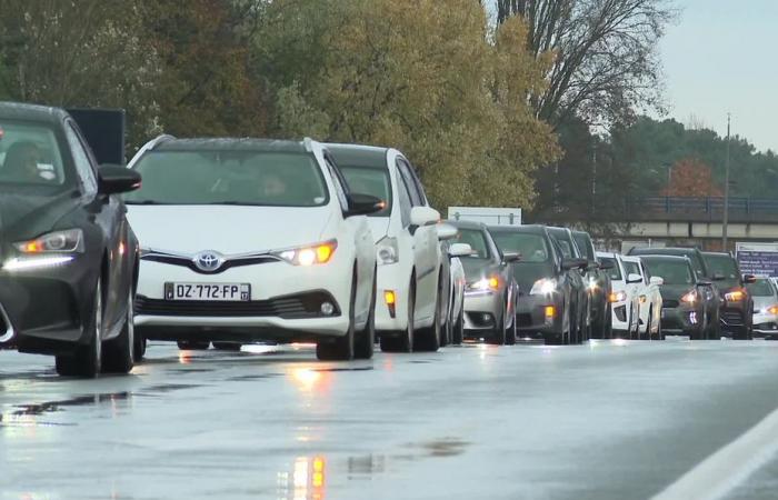 NELLE IMMAGINI. Operazione lumaca per gli autisti VTC a Bordeaux, il traffico promette di essere complicato tutto il giorno