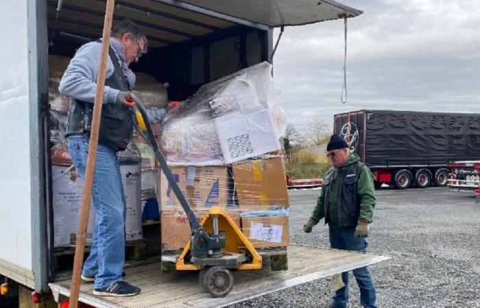 Beuzeville. Dopo l'alluvione, i motociclisti e un camion pieno partono per Valencia