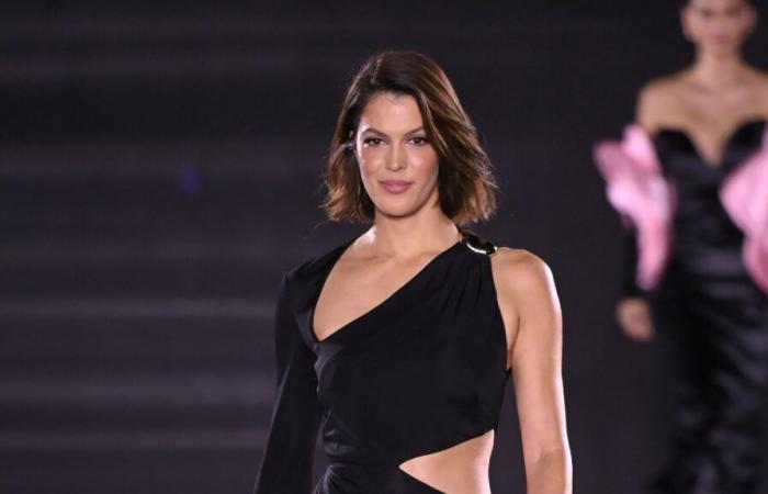 Iris Mittenaere rivela il suo sex appeal indossando un semplice accappatoio e posa in un armadio