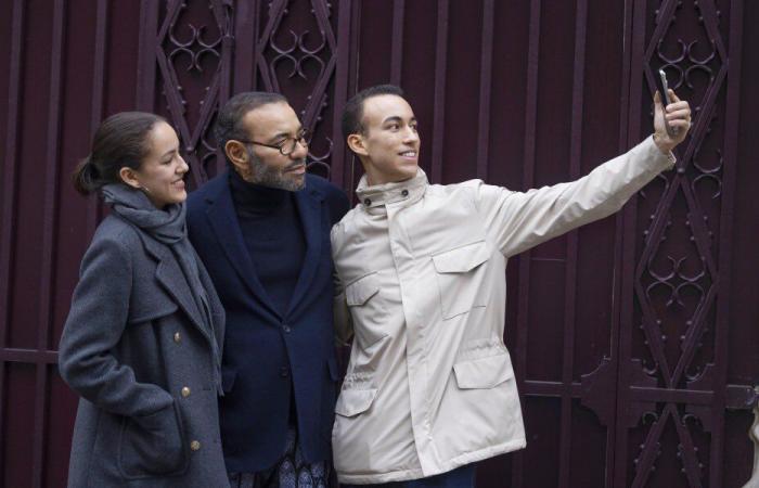 Sua Maestà il Re Mohammed VI visto durante una passeggiata in famiglia a Parigi con il principe ereditario Moulay Hassan e la principessa Lalla Khadija