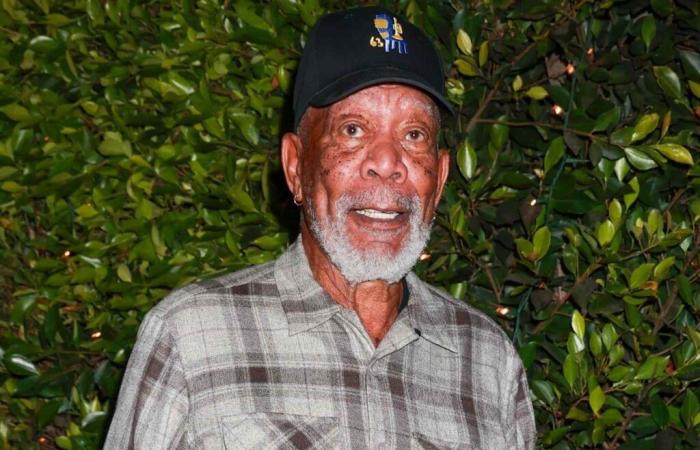 Morgan Freeman esce a cena in una rara apparizione a Los Angeles: foto