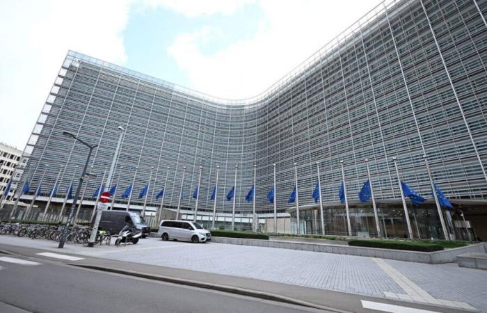 La Commissione europea convalida il bilancio del governo francese nel mezzo di una crisi