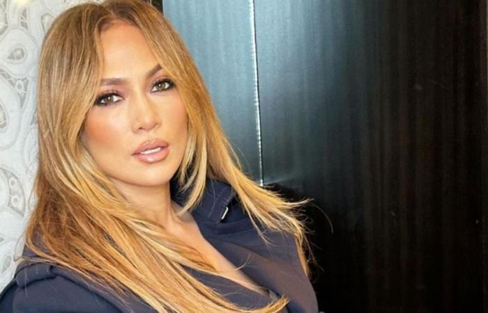 In microgonna e stivali alti fino alla coscia, Jennifer Lopez mette in mostra le sue gambe, i suoi lineamenti più levigati che mai