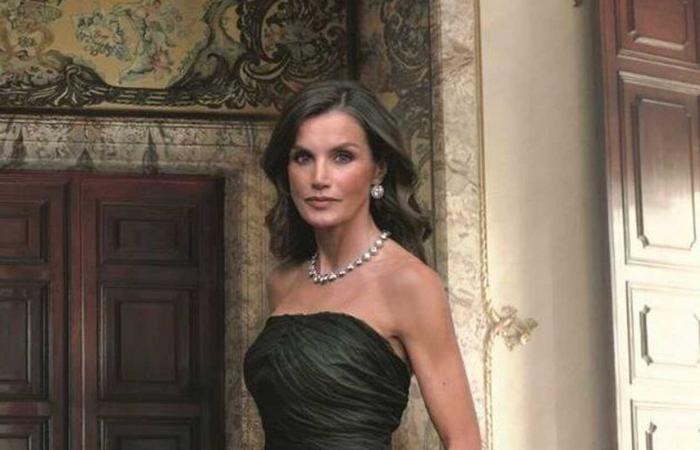 La regina Letizia appare maestosa con il suo mantello Balenciaga vintage creato per il matrimonio di re Juan Carlos