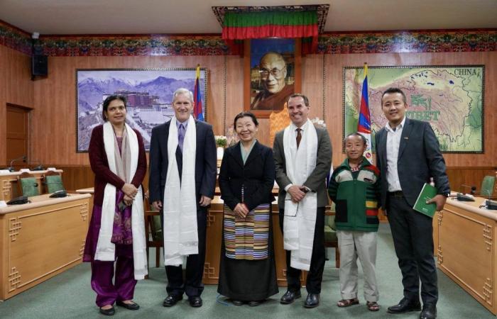 Il direttore della missione dell'USAID Steve Olive ha guidato la delegazione in visita al Parlamento tibetano in esilio