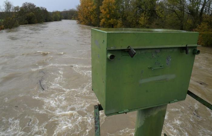 due netturbini si tuffano e salvano dall'annegamento un adolescente caduto in un fiume “gelido e pericoloso”.