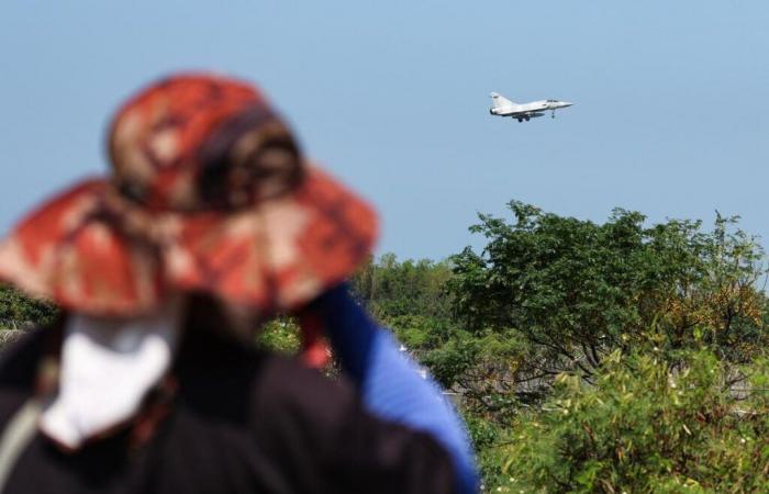 L'aereo da caccia statunitense sorvola lo stretto dell'isola, Pechino schiera forze militari