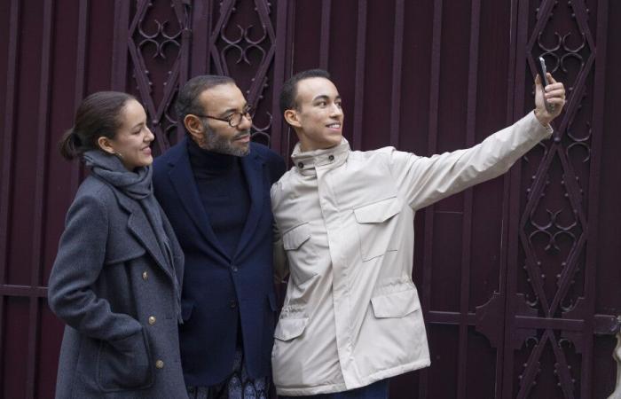 La famiglia reale passeggia per le strade di Parigi