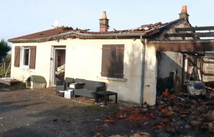 una casa distrutta da un incendio, gli occupanti salvati dall'abbaiare del loro cane