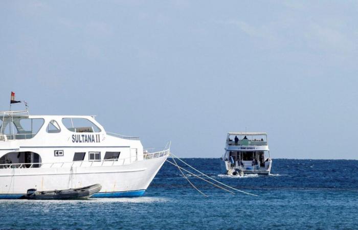 Quattro corpi e tre sopravvissuti sono stati recuperati dall'affondamento di una barca egiziana sul Mar Rosso