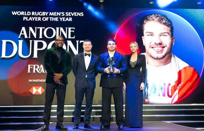 La principessa Charlène incorona Antoine Dupont miglior giocatore di rugby del mondo