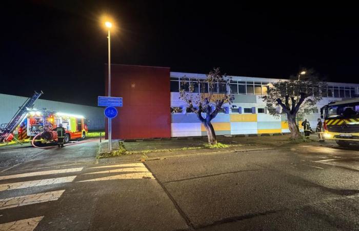 Incendio in una scuola, sul posto numerosi vigili del fuoco