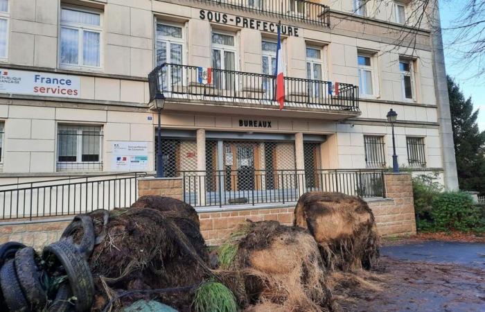 IN FOTO – La rabbia degli agricoltori: il Coordinamento rurale della Manica lascia tracce della sua visita a Coutances